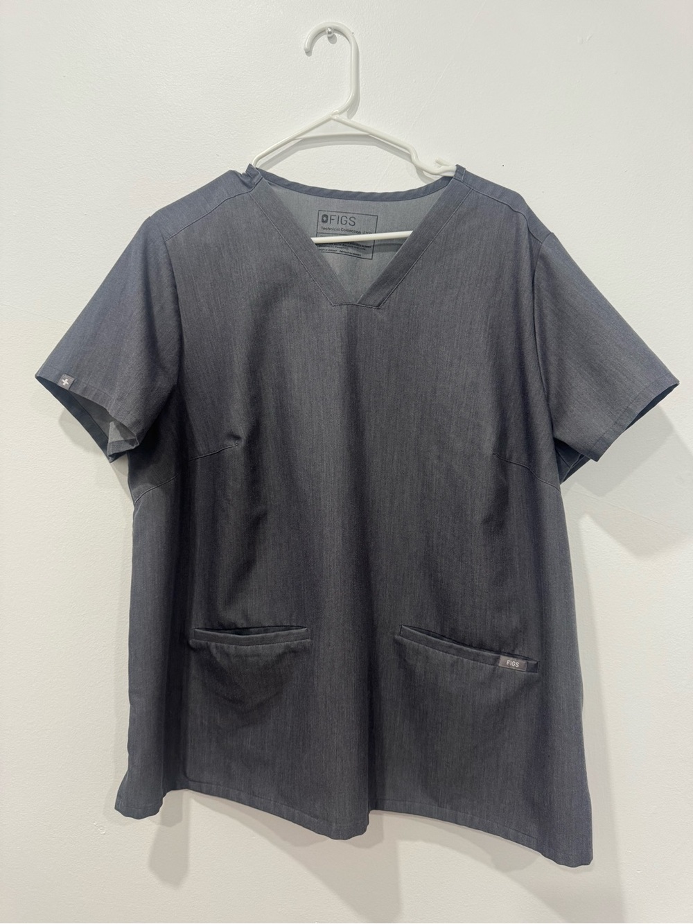 Figs women’s Short-Sleeve V-Neck Top in Charcoal Gray